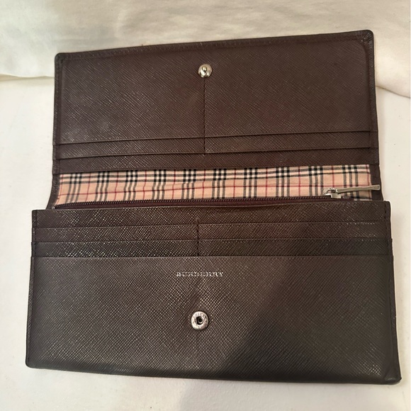 Burberry brown leather bifold wallet with COA, silver logo on outside. - Picture 3 of 9